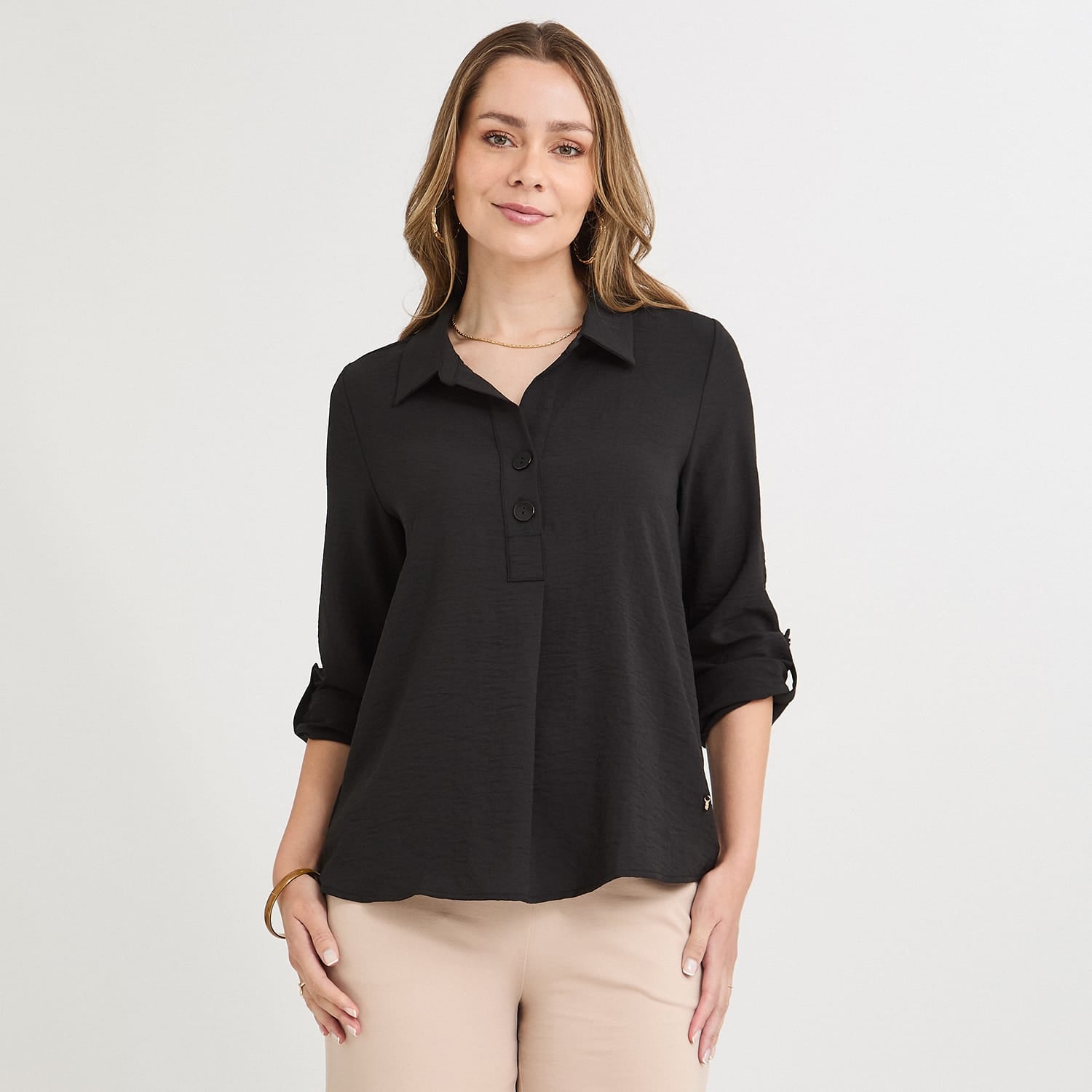 Blusa Manga Roll Up con Botones en Escote Negro